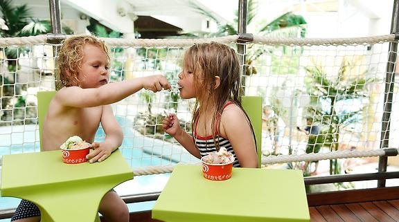 Barn som äter glass